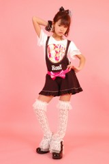 すごい格好のお姉さん