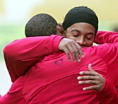 ロナウジーニョとエトーをモッタがもった