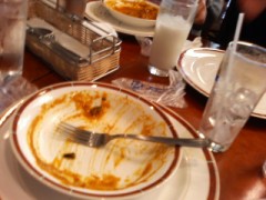 今日の昼はインドカレーをナンで食べた