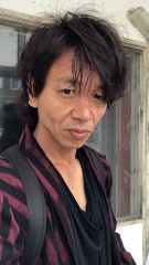 焼き鳥と桃の缶詰。