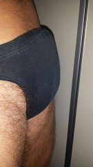 小さいパンツだと勃起したらヤバイですね。