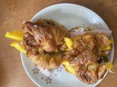 今日の朝ごはんはクロワサンサンドイッチ