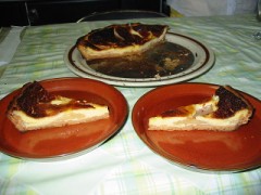 桃とサワークリームと生クリームソースのタルト