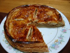 梅ジャムをコーティングしたアップルパイ