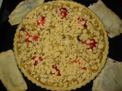 クランブルアップルタルト(苺入り)を作ってみた。(焼く前)