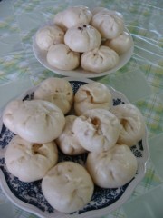 肉まん蒸し上がりました、食べに来てください！！