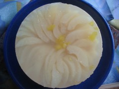 フレンチプディングに洋ナシのゼリー乗せた二層ケーキ