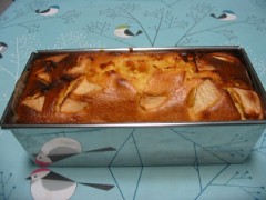 また、りんごとレーズンのヨーグルトケーキ作りました。