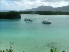 思い出に　ひたる　こと　なく