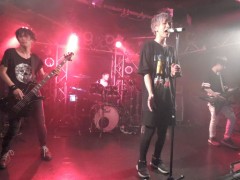 マイクを向けて