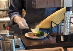 今日の昼はホテルのランチビュッフェ