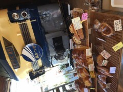 パン屋に電気機関車