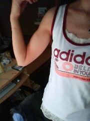 色気なーい腕。