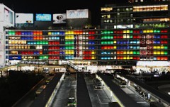新宿に　七色の光　きれいに彩られ
