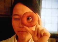 ドーナツの穴だけ残して食べる？！