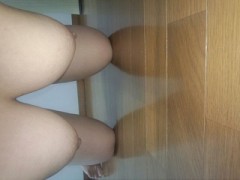 恋人と一緒にエッチビデオ見る？>_<