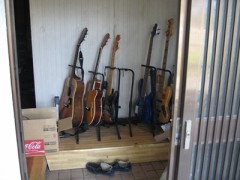 玄関入るとで2秒でギター・・