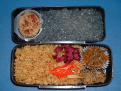 今日も二度寝したので、バタバタしてお弁当をつくりました。