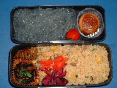 今日は２度寝したので慌ててお弁当つくりました。