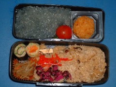 今日は２度寝したので慌ててお弁当を作りました。