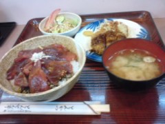 鮪づけ丼（メンチ付）800円