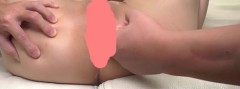 ぱっくり開脚してアナルに指挿入されてます
