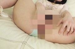 ぱっくり開脚おまんちょ穴に指入れ(^ ^)ビラビラ濡れて指がニュルニュル入ります