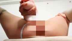 ぱっくりおまんちょにディルド串刺しオナニー