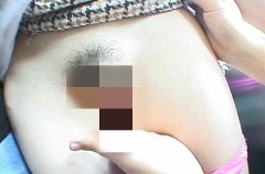 パンティ下げられおまんちょクチュクチュいじられてます(^ ^)