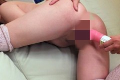 お尻突き出し、バイブで犯されてるおまんちょです