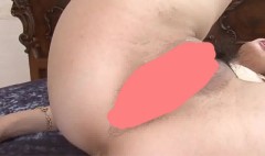 パックリ開脚してマ○コに精液出されてます