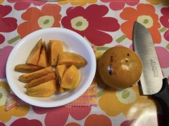 瓜の皮は大名にむかせよ、柿の皮は乞食にむかせよ