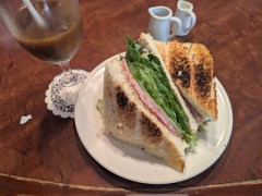 喫茶店のサンドイッチ