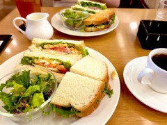 喫茶店のサンドイッチ