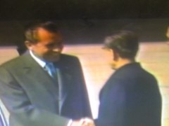 知人の子に絵本を読む――