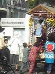 機動隊員に導かれ――