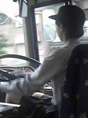 バスの女性運転手