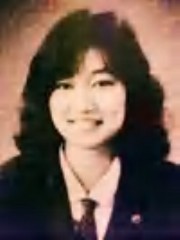 被害女性。