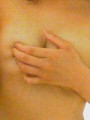 お胸を手で・・・(*ノノ)