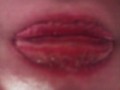 唇が・・・笑
