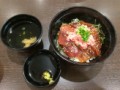 勝手まぐろのまかない丼。540円