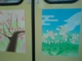 桜井線のラッピング電車の車内の絵