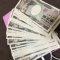 お金[飛んでいくお金]