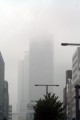霧に煙る街