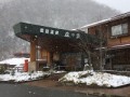 スッポンポンで雪遊び
