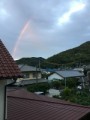 虹が架かる空には