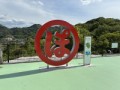 人は振り向いて足を止める