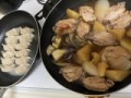 今日は鶏足と野菜の煮物と餃子を作って
