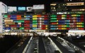 新宿に　七色の光　きれいに彩られ