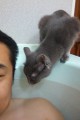 風呂に入ろうとすると必死に一緒に入ろうとするいやらしいメスネコ